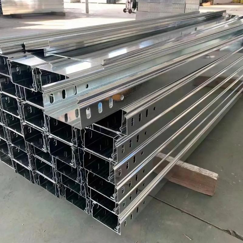 秦皇島槽式電纜橋架廠家 專業(yè)生產(chǎn)鍍鋅橋架、鋁合金橋架及配電柜